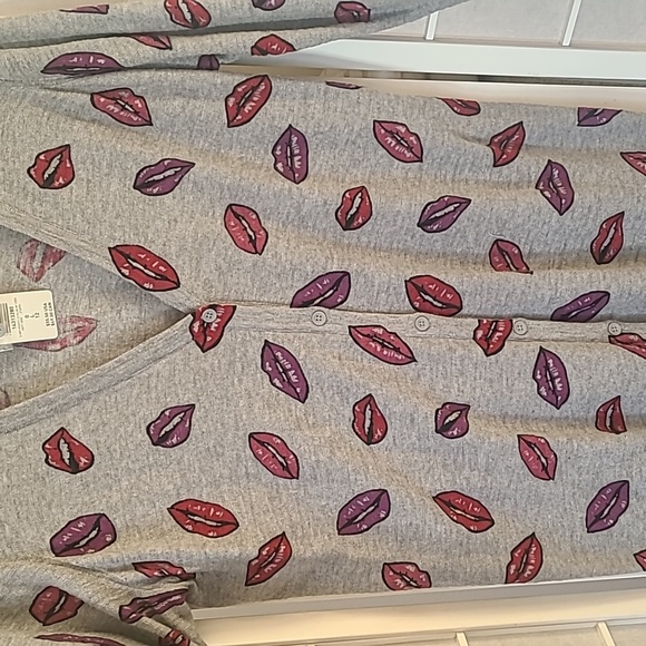New Torrid lips 💋 cardigan - Picture 3 of 5